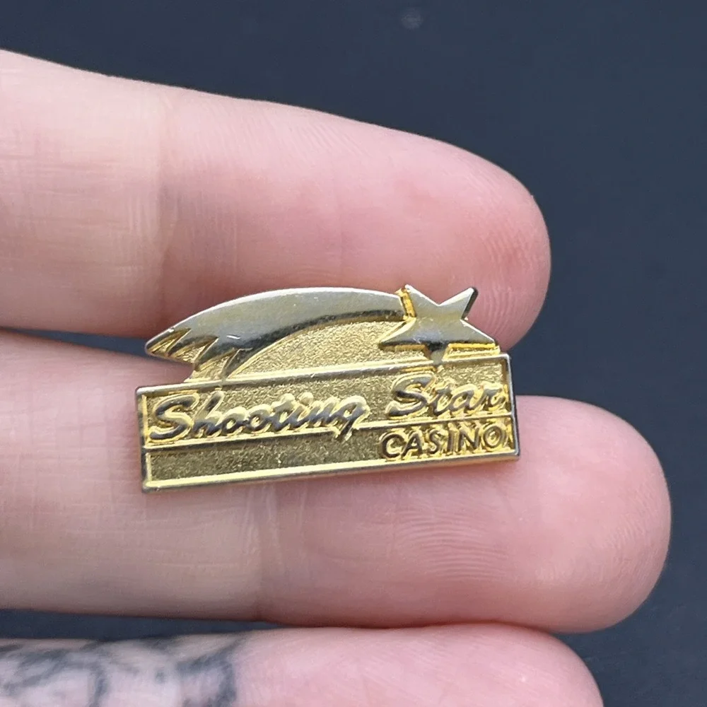 Shooting Star Casino Gold Tone‎ Lapel Hat Pin